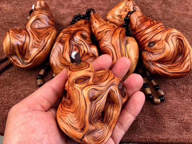 崖柏手把件,原來還可以這么美,會(huì)讓人愛不釋手的