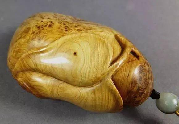 掌中貴氣——崖柏手把件的藝術(shù)與品鑒之道